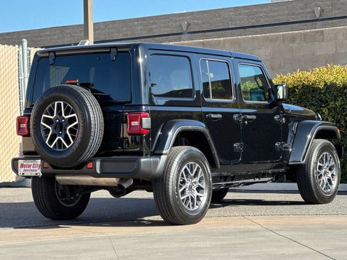 Used 2025 Jeep Wrangler Unlimited Sahara AWD/4WD image 4