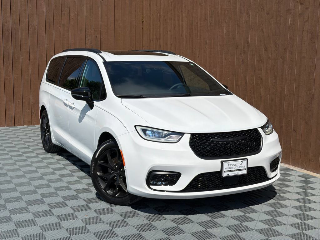 Used 2024 Chrysler Pacifica Touring-L w/ S Appearance Package FWD image 10