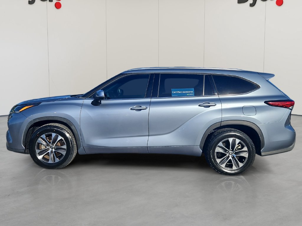Used 2021 Toyota Highlander XLE FWD image 2
