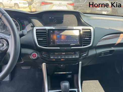 Used 2017 Honda Accord Touring image 19