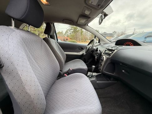 Used 2010 Toyota Yaris 2-Door Hatchback image 18