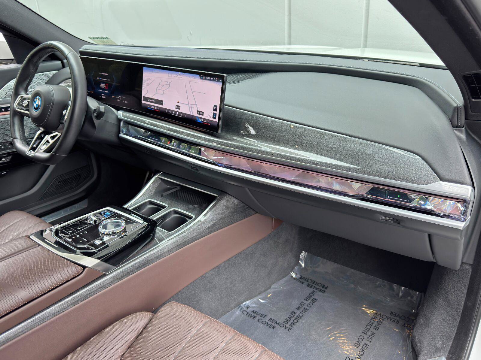 Used 2023 BMW i7 xDrive60 w/ Executive Package 2 AWD/4WD image 15