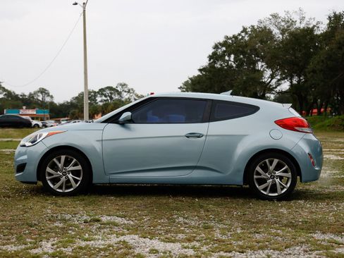Used 2016 Hyundai Veloster image 3
