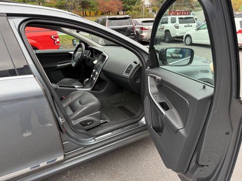 Used 2017 Volvo XC60 T6 Dynamic w/ Climate Package image 13