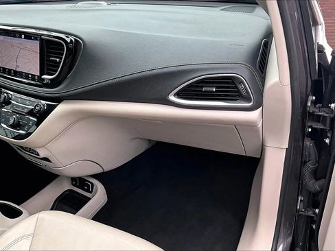 Used 2021 Chrysler Pacifica Touring-L image 17
