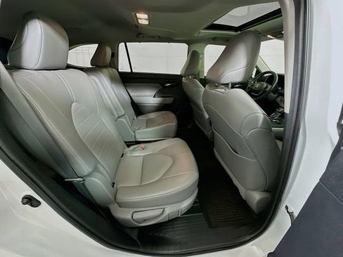 Used 2022 Toyota Highlander XLE FWD image 25