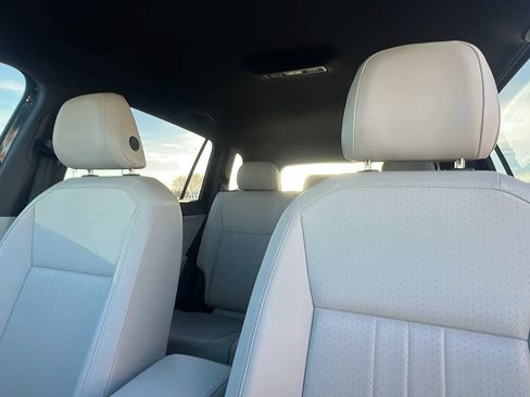 Used 2022 Volkswagen Tiguan SE R-Line image 11