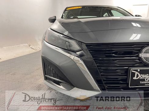 Used 2025 Nissan Altima 2.5 SV FWD image 12