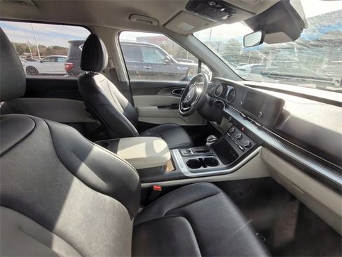 Used 2024 Kia Carnival LX image 10