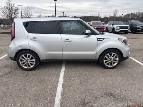 Used 2017 Kia Soul + image 6