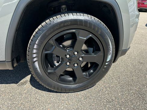 Used 2019 Jeep Grand Cherokee Laredo AWD/4WD image 35