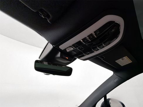 Certified 2026 Porsche Macan AWD/4WD image 25