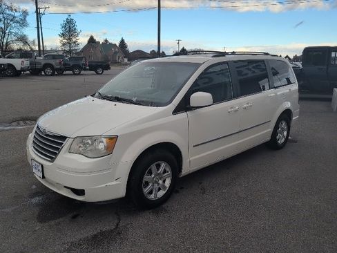 Used 2009 Chrysler Town & Country Touring image 3