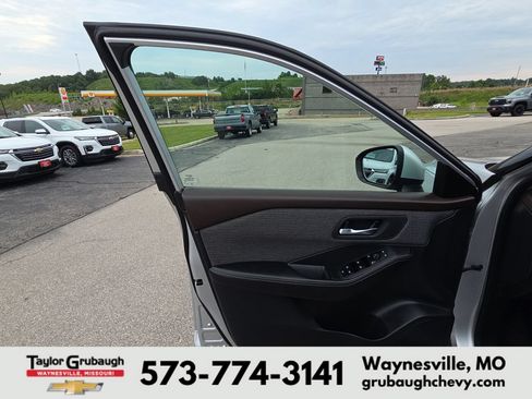Used 2021 Nissan Rogue SV AWD/4WD image 12