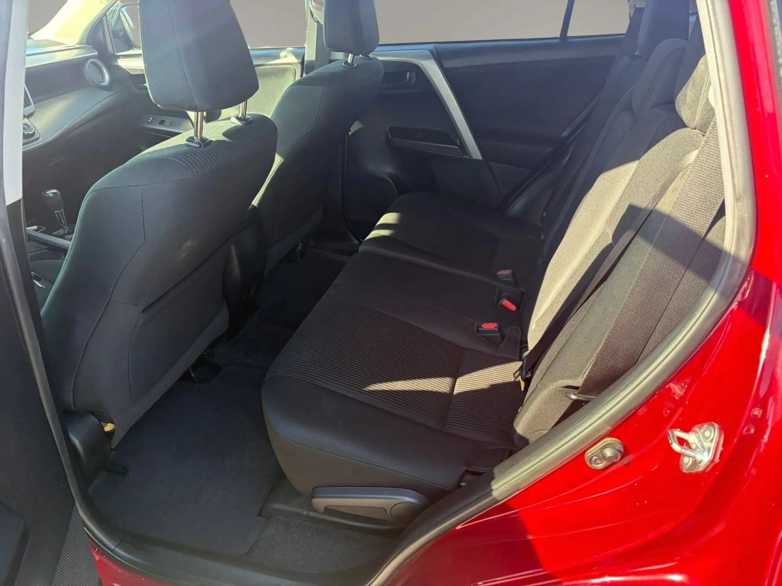 Used 2018 Toyota RAV4 LE FWD image 27