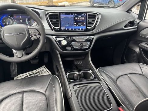 Used 2025 Chrysler Pacifica Limited image 23
