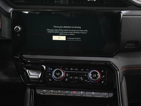 Used 2024 GMC Sierra 1500 AT4 w/ Technology Package AWD/4WD image 18