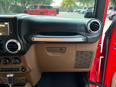 Used 2013 Jeep Wrangler Unlimited Rubicon image 24