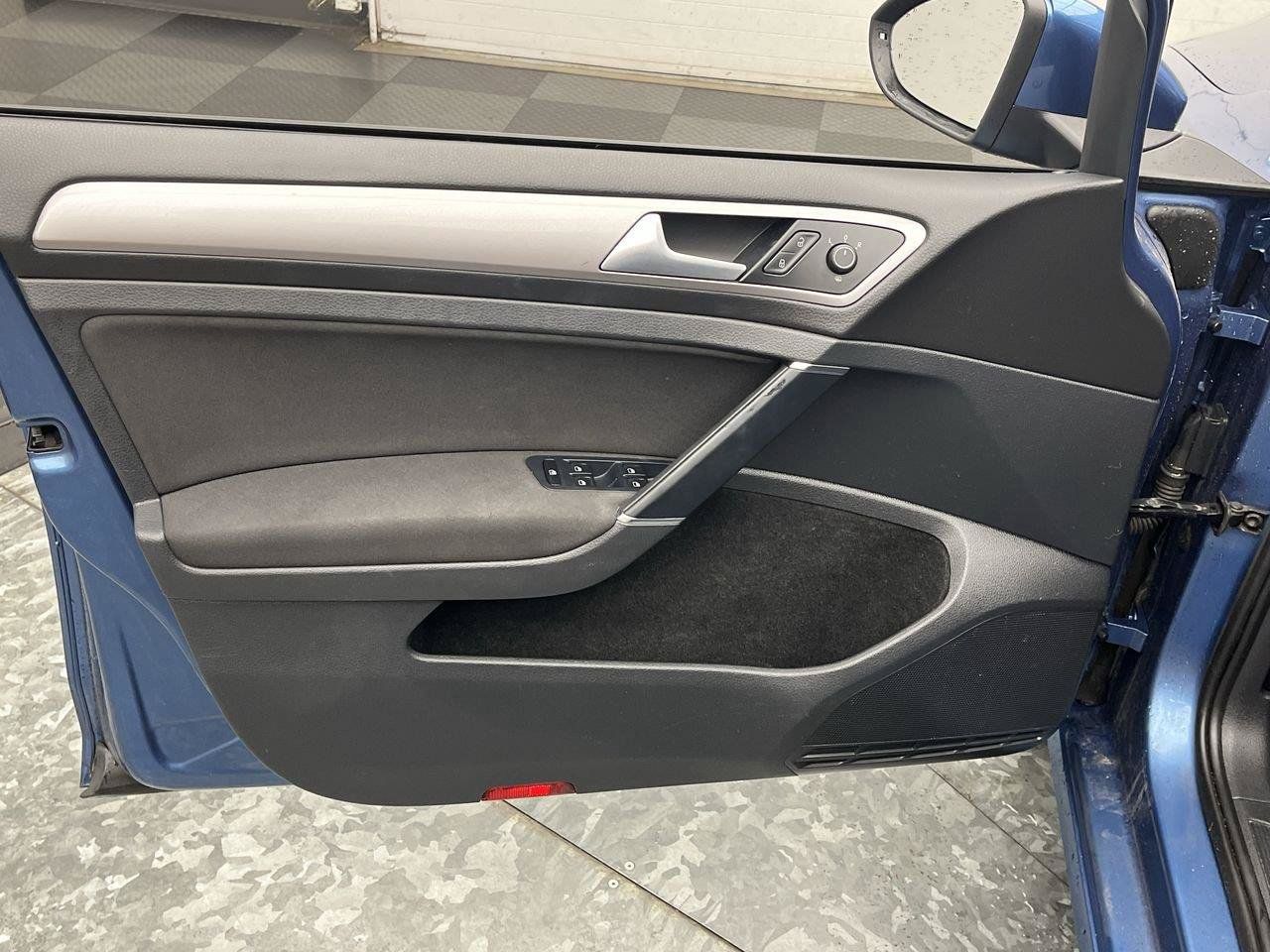 Used 2015 Volkswagen e-Golf Limited Edition FWD image 7