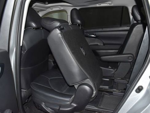 Used 2020 Toyota Highlander XLE image 34