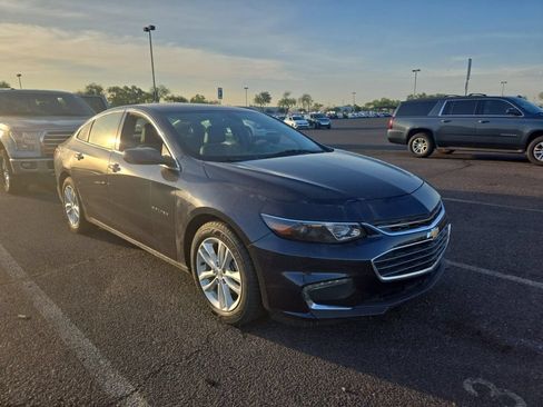 Used 2017 Chevrolet Malibu LT w/ Leather Package FWD image 6