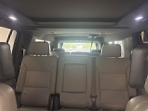 Used 2022 Chevrolet Suburban LT RWD image 17