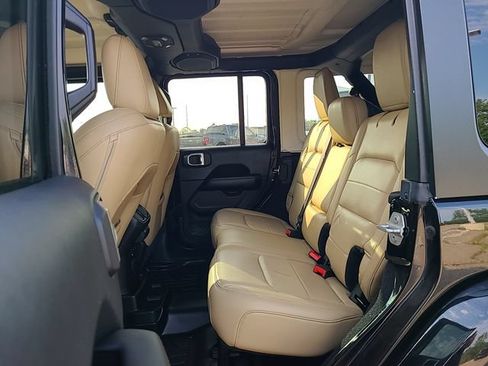 Used 2018 Jeep Wrangler Unlimited Sahara w/ Uconnect 4C Nav & Sound Group AWD/4WD image 23