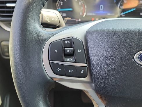 Used 2023 Ford Explorer XLT image 4