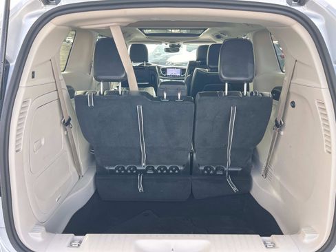 Used 2022 Chrysler Pacifica Limited w/ Uconnect Theater Family Group image 27