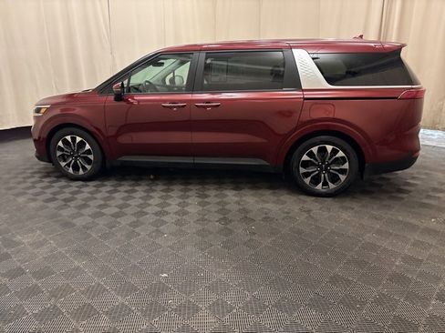 Used 2024 Kia Carnival EX image 8