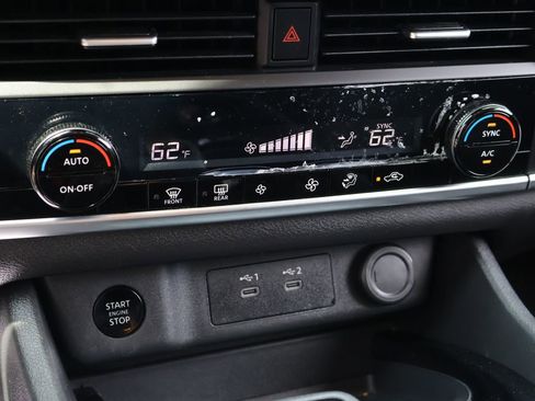 Used 2025 Nissan Rogue SV image 36