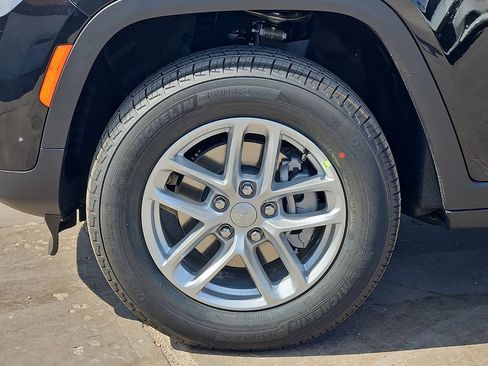 New 2026 Jeep Grand Cherokee Laredo AWD/4WD image 9