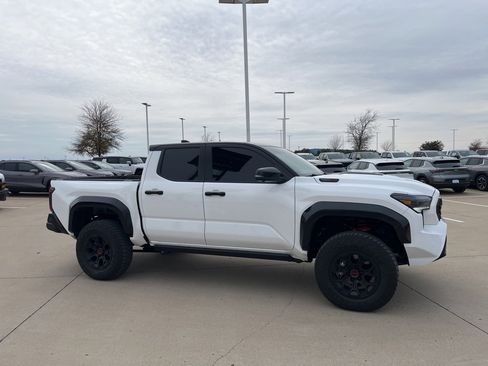 Used 2025 Toyota Tacoma TRD Sport image 9