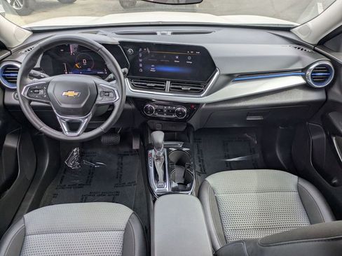 Used 2025 Chevrolet Trax LT w/ LT Convenience Package FWD image 28