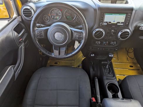Used 2015 Jeep Wrangler Unlimited Rubicon w/ Connectivity Group AWD/4WD image 10