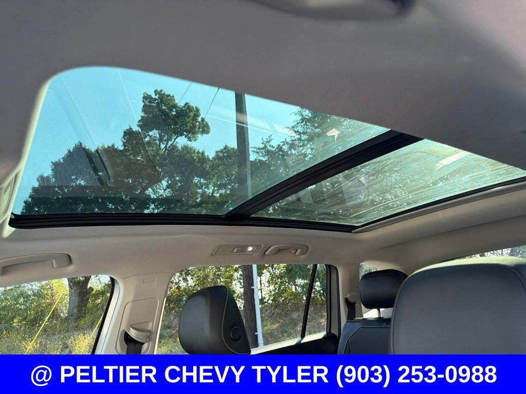 Used 2023 Volkswagen Tiguan SE w/ Panoramic Sunroof Package FWD image 12