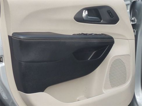 Used 2024 Chrysler Pacifica Touring-L image 30