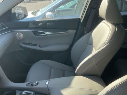 Used 2025 INFINITI QX50 Luxe image 9