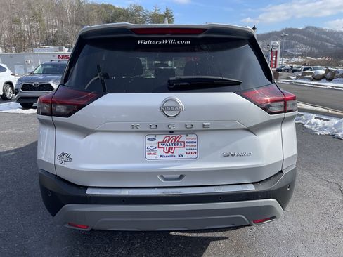 Used 2023 Nissan Rogue SV image 3