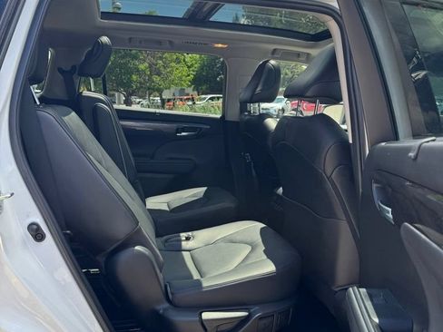 Used 2023 Toyota Highlander Platinum AWD/4WD image 12