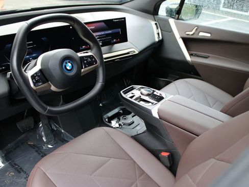 Used 2023 BMW iX xDrive50 w/ Sport Package AWD/4WD image 8