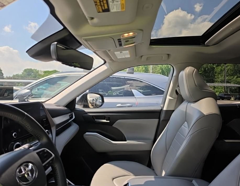 Used 2024 Toyota Highlander XLE FWD image 6