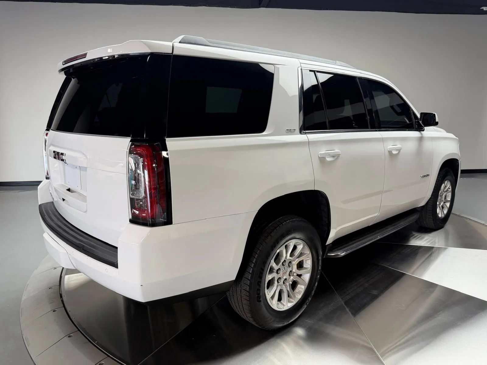 Used 2017 GMC Yukon SLT RWD image 2