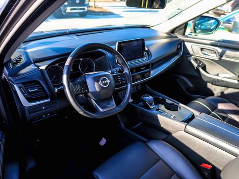 Used 2025 Nissan Rogue SV w/ SV Premium Package FWD image 3