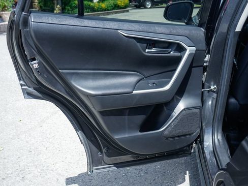 Used 2020 Toyota RAV4 XLE AWD/4WD image 31