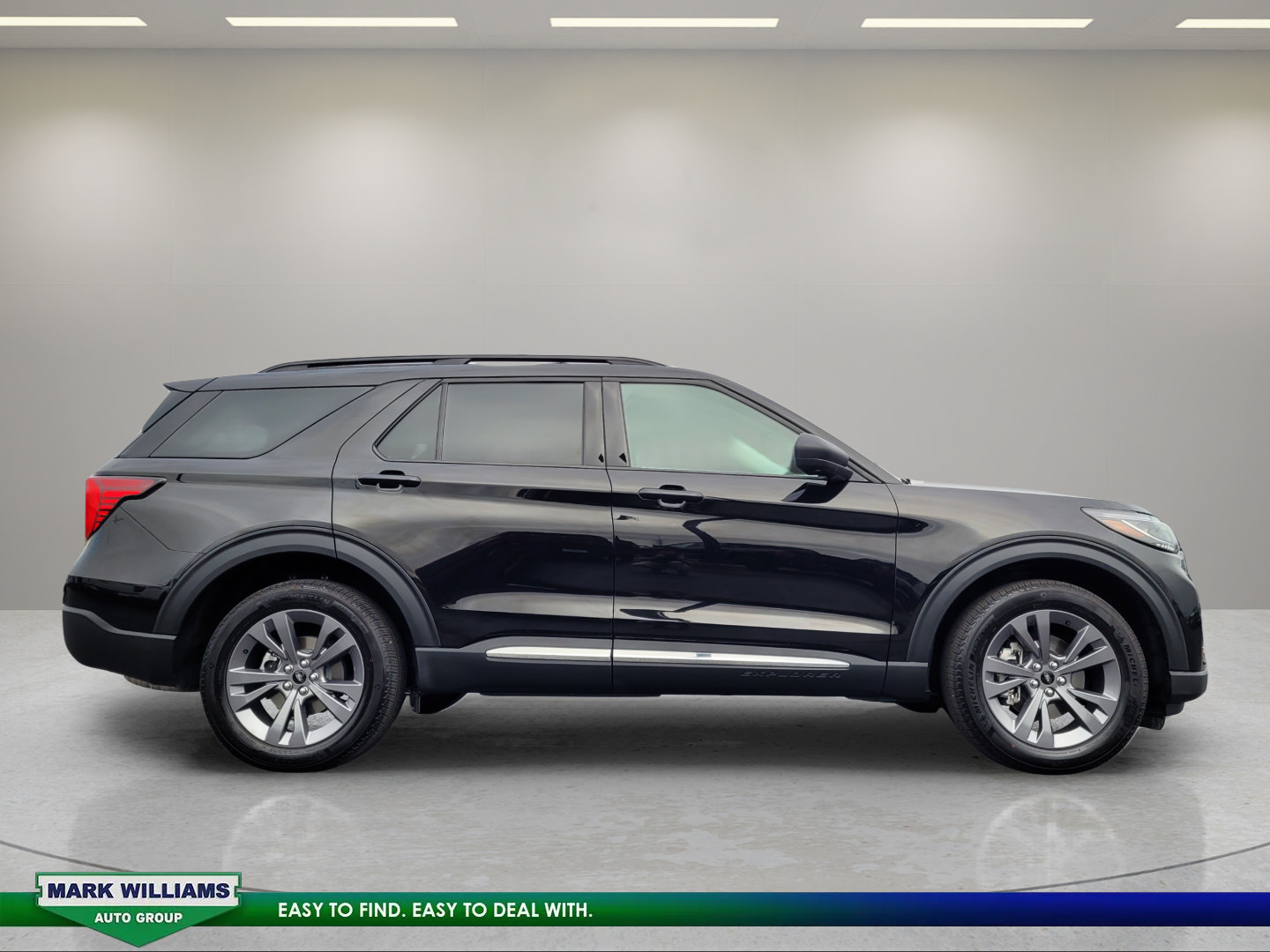 Used 2025 Ford Explorer Active w/ Active Comfort Package AWD/4WD image 2