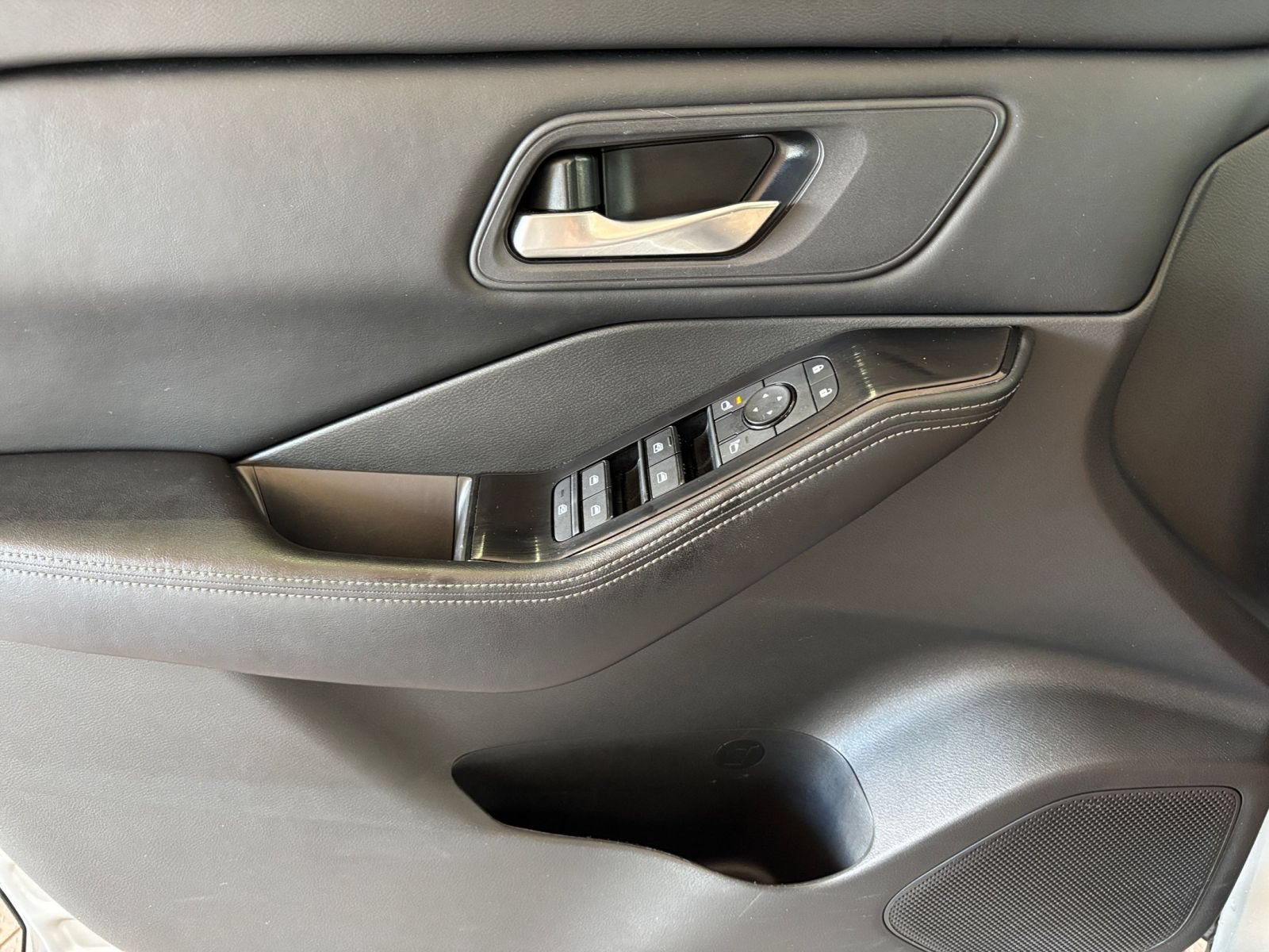 Used 2025 Nissan Rogue SV FWD image 18