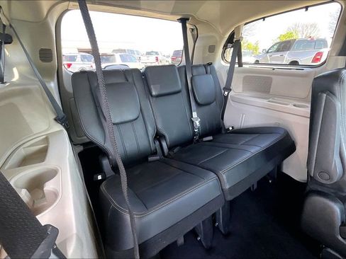 Used 2015 Chrysler Town & Country Touring-L w/ Driver Convenience Group image 25