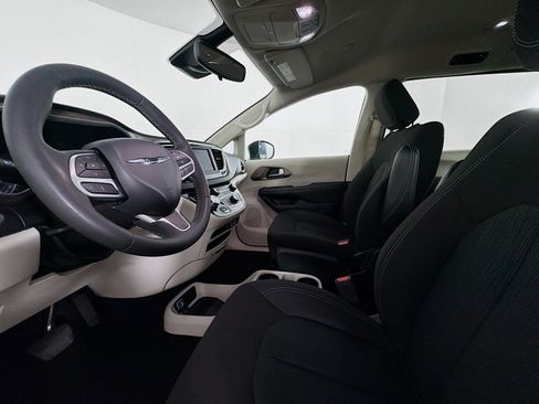 Used 2024 Chrysler Voyager LX image 21