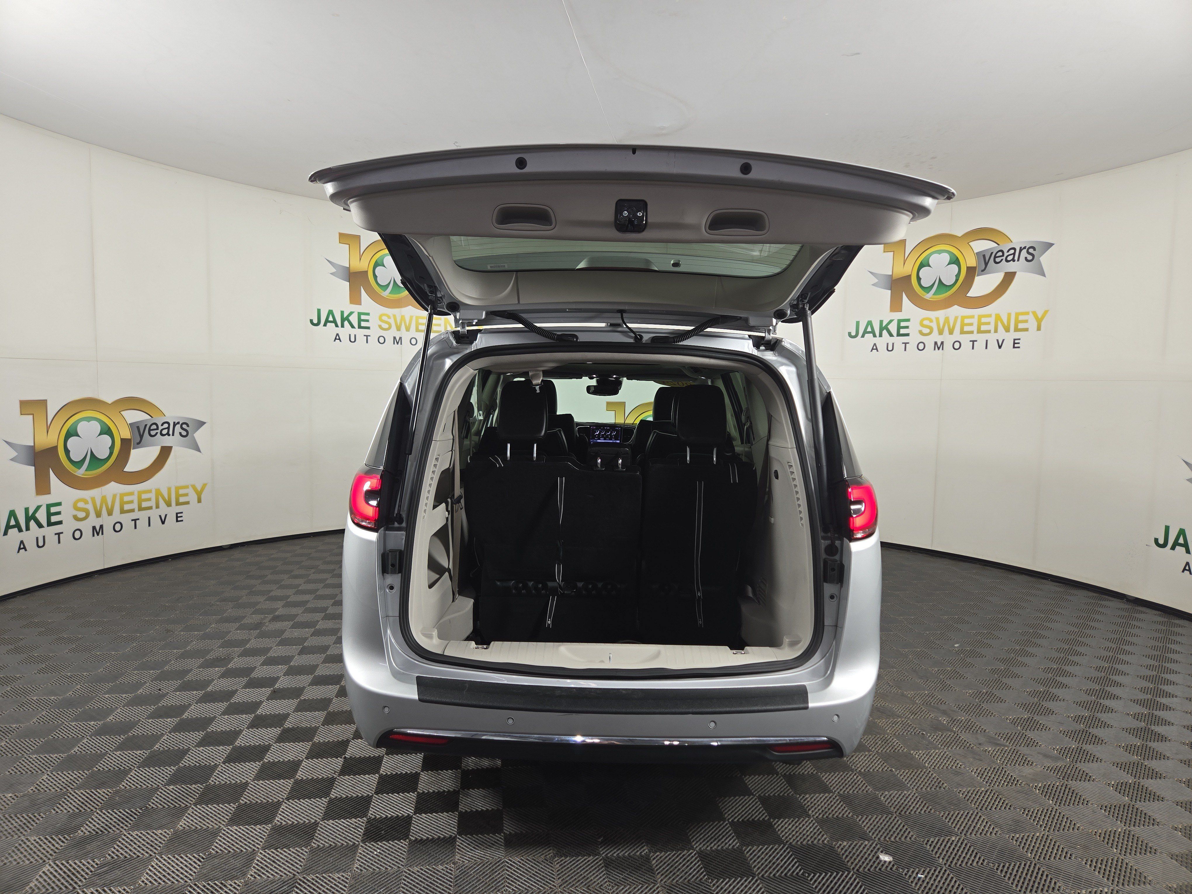 Used 2024 Chrysler Pacifica Limited FWD image 34